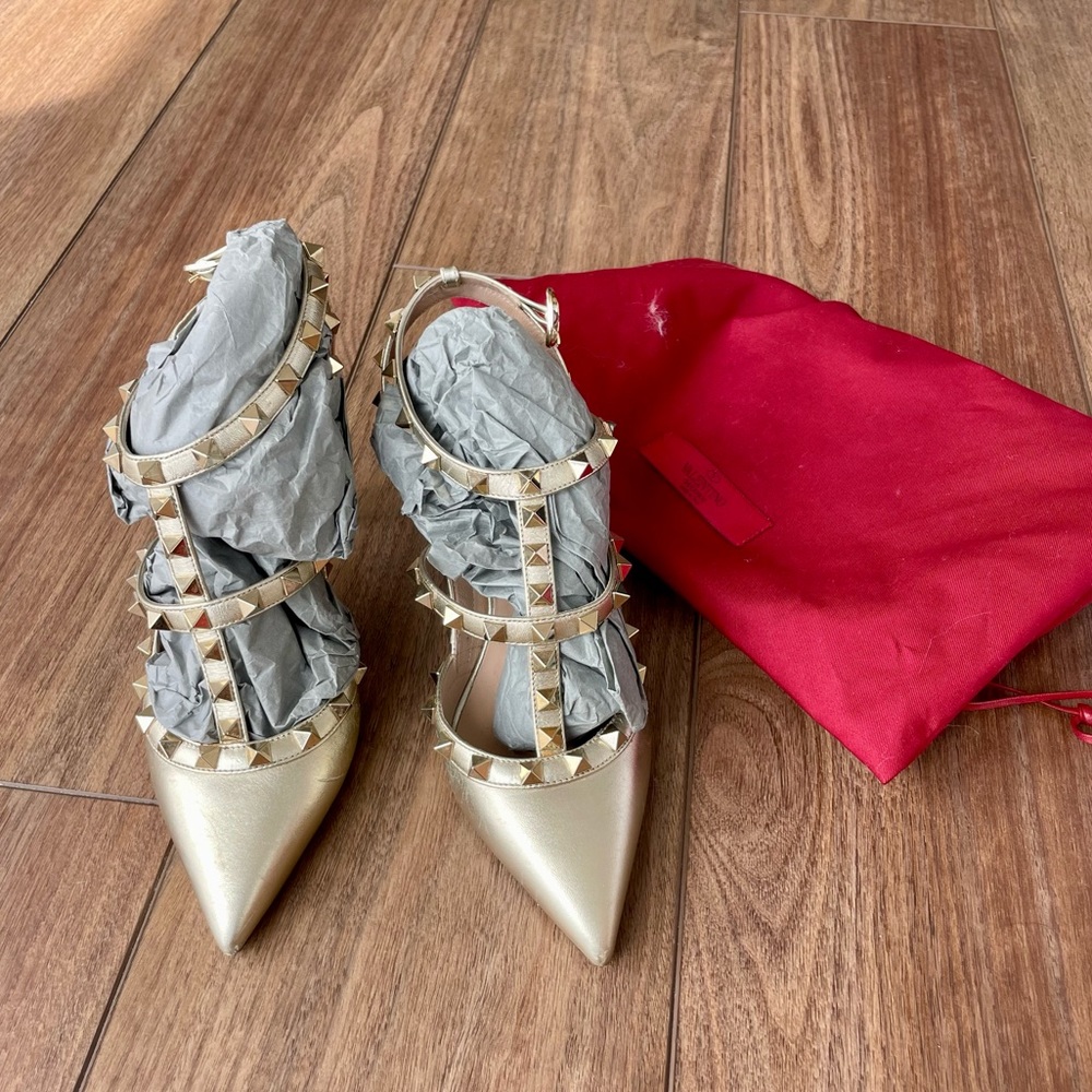 🌟 Valentino rockstud pumps in rare gilver color (gold silver)🌟